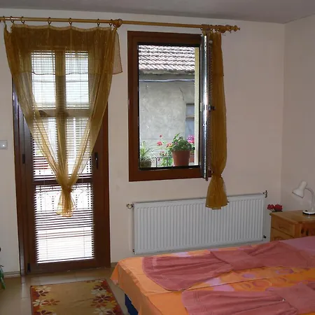 Guest house Family Varusha 2*