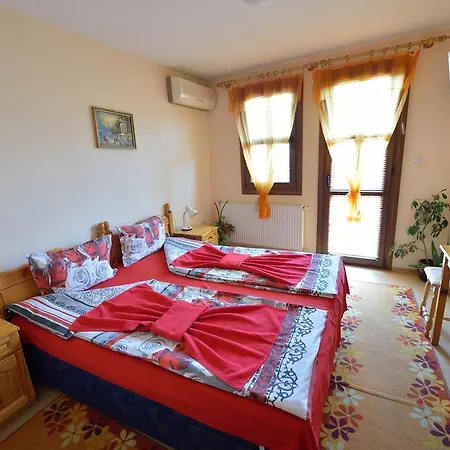 Guest house Family Varusha 2*