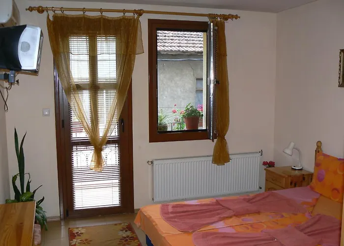 Guest house Family Varusha 2*